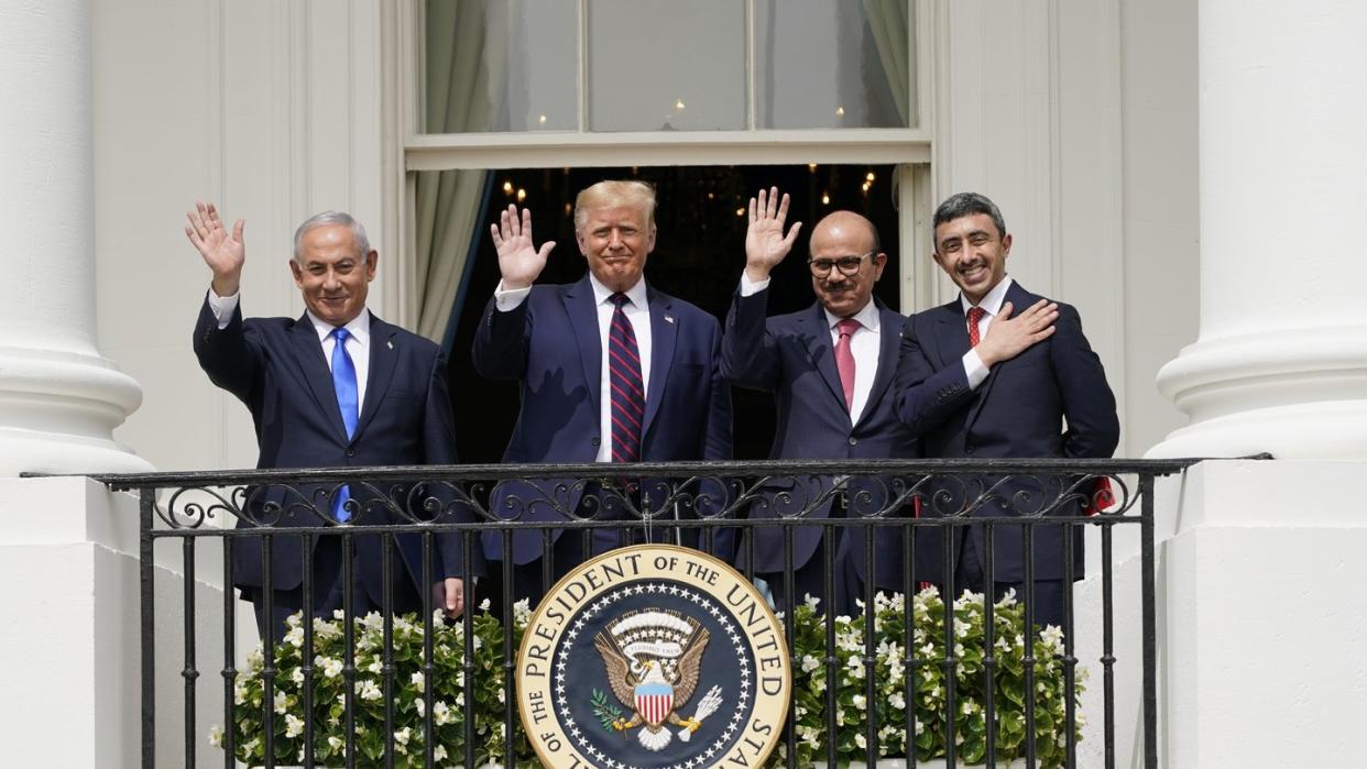 Israels Ministerpräsident Benjamin Netanjahu (l-r), US-Präsident Donald Trump, der bahrainische Außenminister Abdullatif al-Sajani und Abdullah bin Sajid, Außenminister der Vereinigten Arabischen Emirate, in Washnigton.
