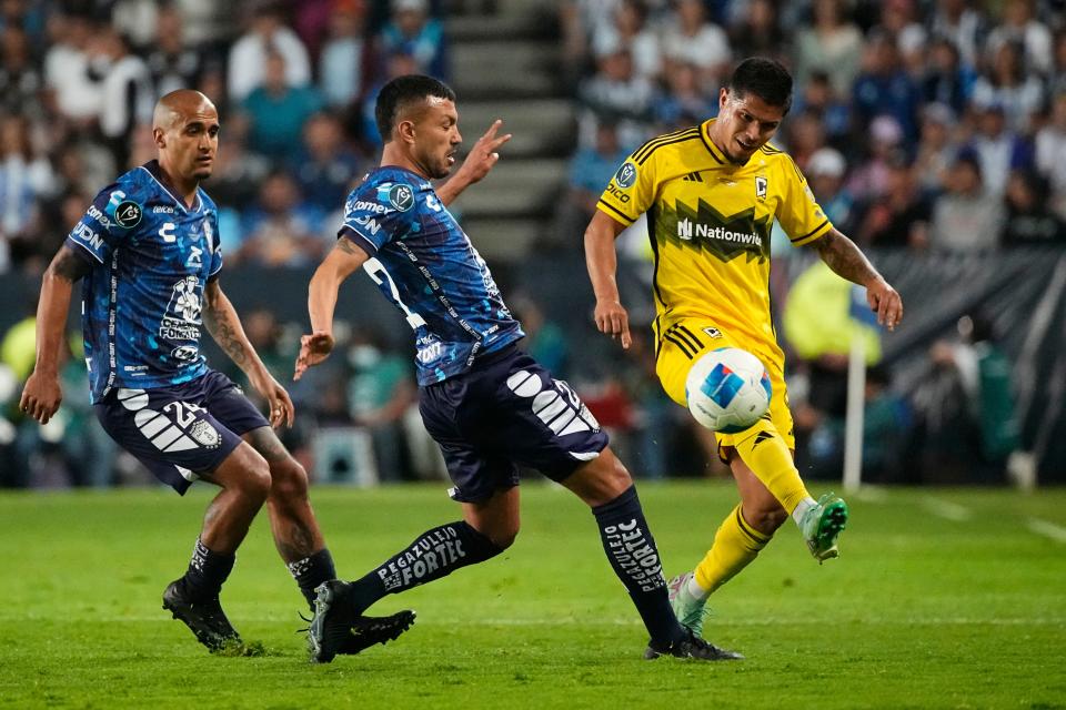 Jun 1, 2024; Pachuca, Hidalgo, Mexico; Columbus Crew forward Cucho Hernandez (9) and CF Pachuca defender Gustavo Cabral (22) battle for the ball in the second half in the 2024 CONCACAF Champions Cup Championship at Estadio Hidalgo. Mandatory Credit: Adam Cairns-USA TODAY Sports