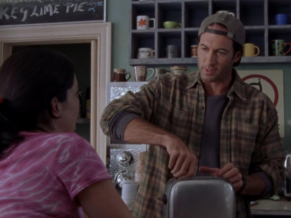 luke fixing toaster and talkign to lorelai on gilmore girls