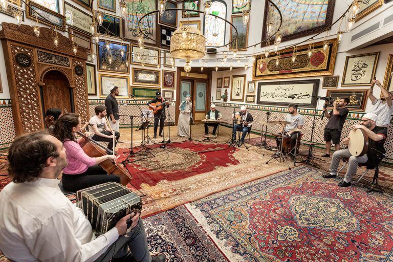 El Ensamble Alma Sufí, durante la grabación con León Gieco y los cantantes Nuri Nardelli y Gastón Saied