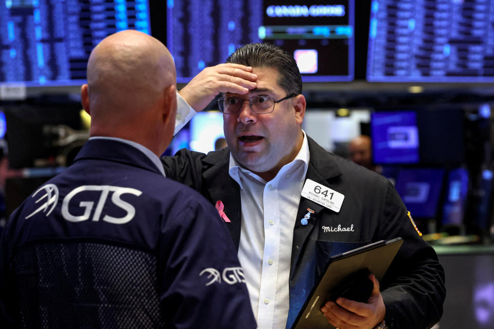 Os traders trabalham no pregão da Bolsa de Valores de Nova York (NYSE) na cidade de Nova York, EUA, em 7 de outubro de 2022.  REUTERS/Brendan McDermid