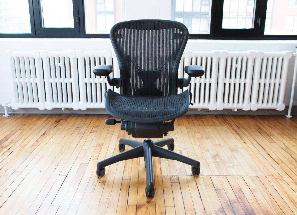 Une chaise de bureau ergonomique pour continuer à télétravailler et soulager le dos, un écran de meilleure qualité, du mobilier... Il a fallu investir pour gagner en confort. Les professionnels du secteur se frottent les mains en voyant leurs ventes bondir.