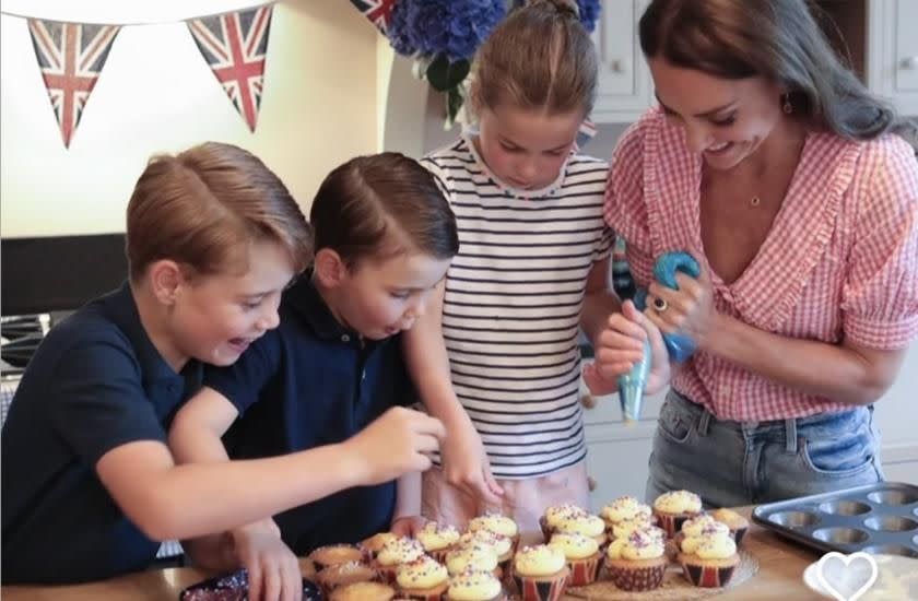 白金禧最後一天凱特王妃帶著3個孩子一起做蛋糕，象徵皇室和人民同在。（翻攝自dukeandduchessofcambridge IG）