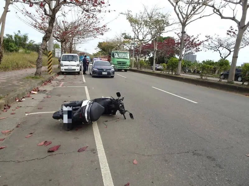 ▲劉男疑過彎失控，自撞分隔島身亡。（圖／翻攝畫面）