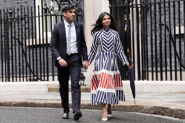 Rishi Sunak and his wife Akshata Murty leaving Downing Street walking hand-in-hand