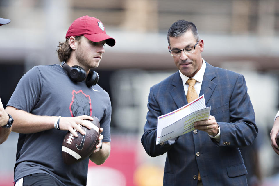 FAYETTEVILLE, AR – SEPTEMBER 9: Offensive Coordinator Dan Enos talks on the field before a game with <a class="link " href="https://sports.yahoo.com/nfl/players/34664" data-i13n="sec:content-canvas;subsec:anchor_text;elm:context_link" data-ylk="slk:Austin Allen;sec:content-canvas;subsec:anchor_text;elm:context_link;itc:0">Austin Allen</a> #8 of the <a class="link " href="https://sports.yahoo.com/ncaaw/teams/arkansas/" data-i13n="sec:content-canvas;subsec:anchor_text;elm:context_link" data-ylk="slk:Arkansas Razorbacks;sec:content-canvas;subsec:anchor_text;elm:context_link;itc:0">Arkansas Razorbacks</a> before a game against the <a class="link " href="https://sports.yahoo.com/ncaaw/teams/tcu/" data-i13n="sec:content-canvas;subsec:anchor_text;elm:context_link" data-ylk="slk:TCU Horned Frogs;sec:content-canvas;subsec:anchor_text;elm:context_link;itc:0">TCU Horned Frogs</a> at Donald W. Reynolds Razorback Stadium on September 9, 2017 in Fayetteville, Arkansas. (Photo by Wesley Hitt/Getty Images)