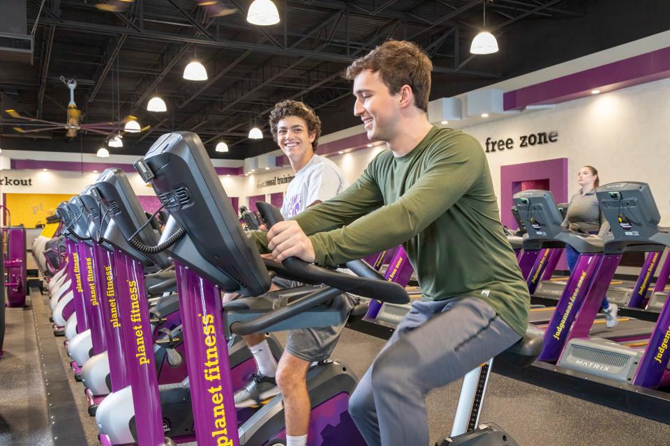 Planet Fitness is inviting high schoolers ages 14 – 19 to work out for free at any of its more than 2,200 Planet Fitness locations throughout the United States and Canada from May 16 through August 31 as part of the High School Summer Pass initiative.