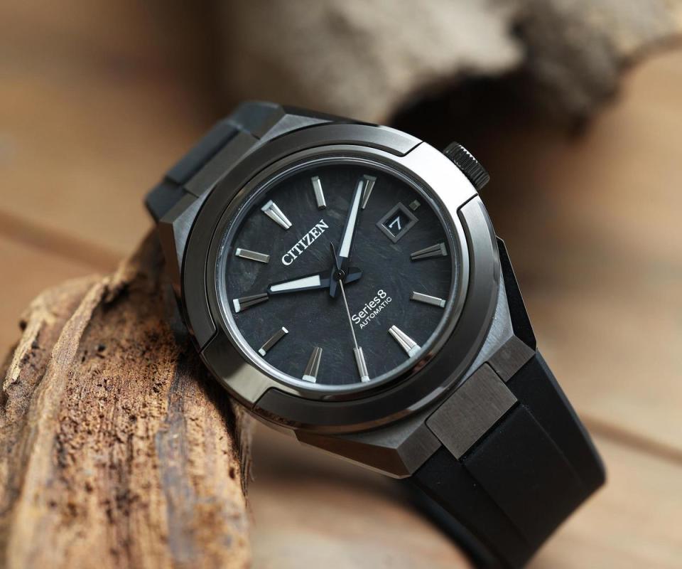 Series 8 870碳石黑一週年限量款腕錶，採用碳纖維面盤設計。