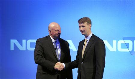 Microsoft Chief Executive Steve Ballmer shakes hands with Nokia's Chairman of the Board Risto Siilasmaa (R) during a Nokia news conference in Espoo September 3, 2013. REUTERS/Lehtikuva