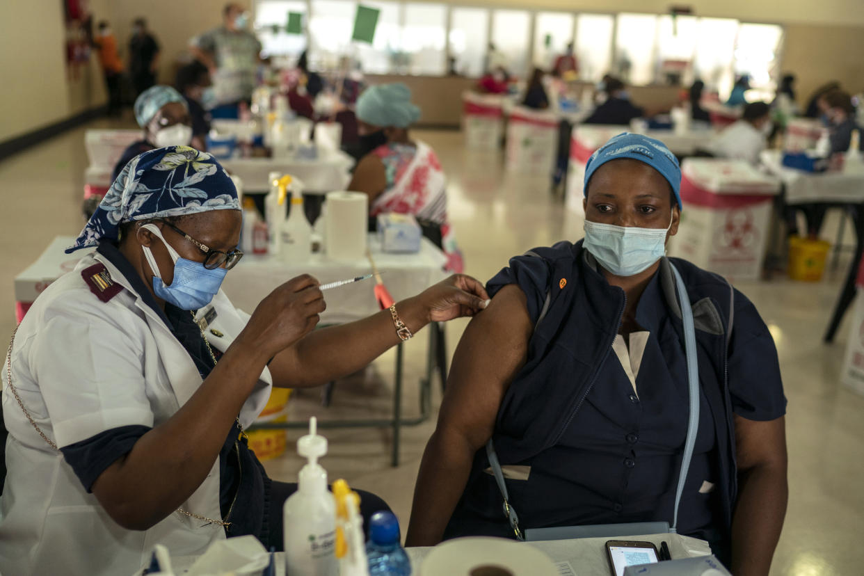 Una trabajadora de la salud recibe la vacuna Johnson & Johnson contra el COVID-19 en un salón de actos en las instalaciones del Charlotte Maxeke Johannesburg Academic Hospital en Johannesburgo, Sudáfrica, el 5 de marzo de 2021. (Joao Silva/The New York Times)