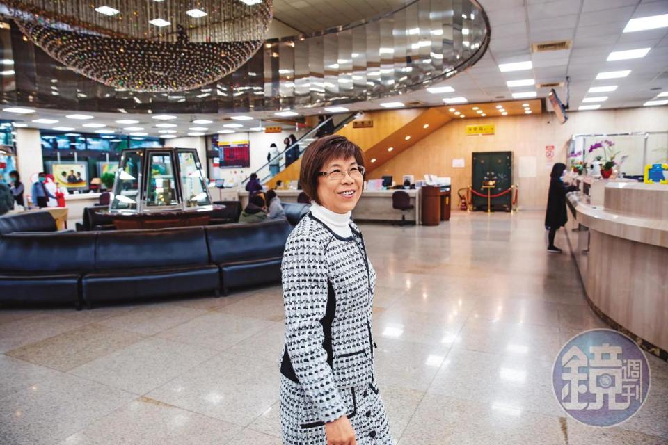 凌忠嫄是公股行庫中唯一的女性董座，她身段柔軟，充分展露女性特質。
