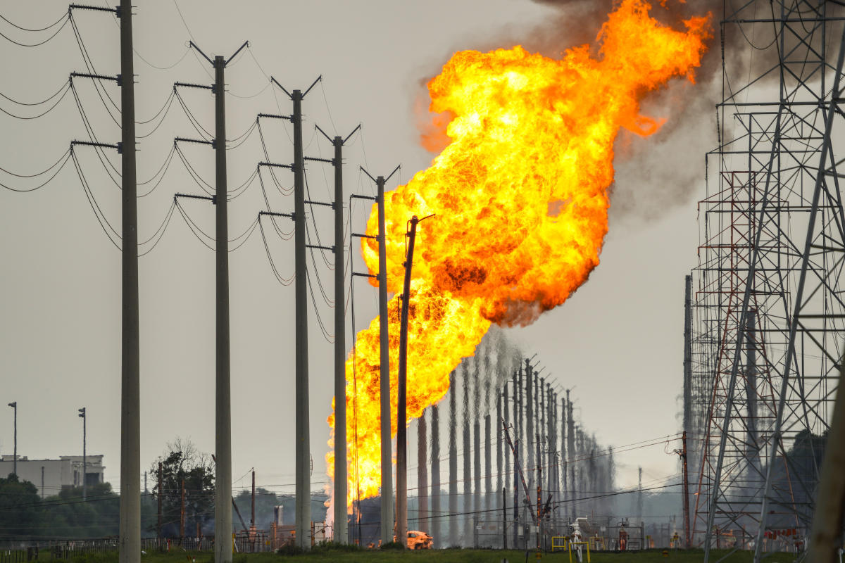 Un incendie massif dans un pipeline près de Houston a commencé après qu’un véhicule a heurté une vanne, selon les autorités