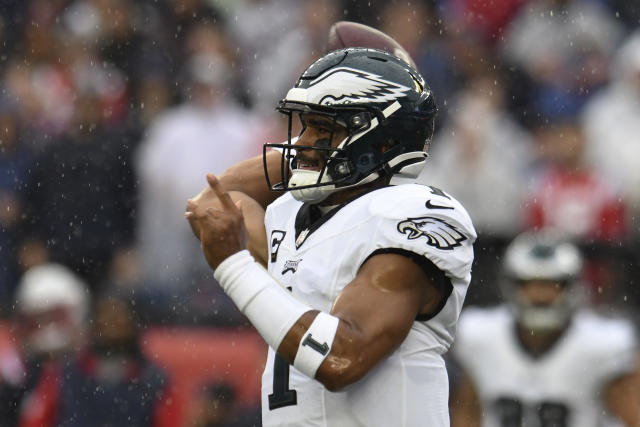 Jalen Hurts, Eagles build early lead, hang on to beat Patriots 25-20