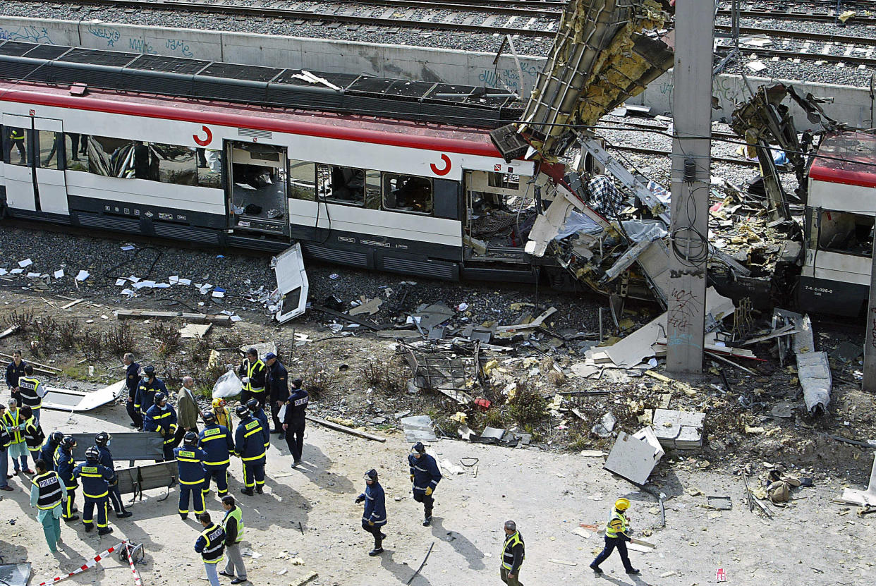 Les corps des victimes évacués après une série d’explosions qui ont ravagé quatre trains de banlieue, à Madrid en Espagne, le 11 mars 2004.
