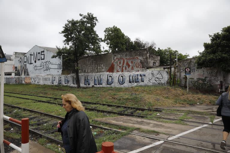 Una pintada a favor del intendente Espinoza, firmada por Los Fantasmas, en el cruce a nivel de Juan Manuel de Rosas (ruta 3) y Esnaola