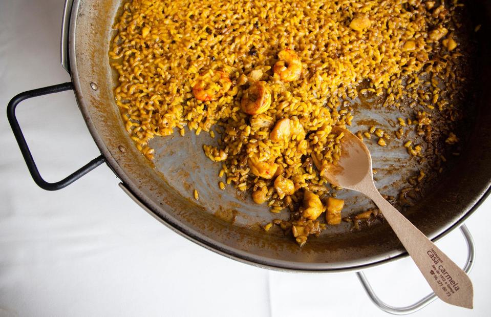 Die Paella Valenciana wird oft als das Originalrezept für das spanische Nationalgericht angesehen. (Bild: Suzy Bennett/Alamy Stock Photo)