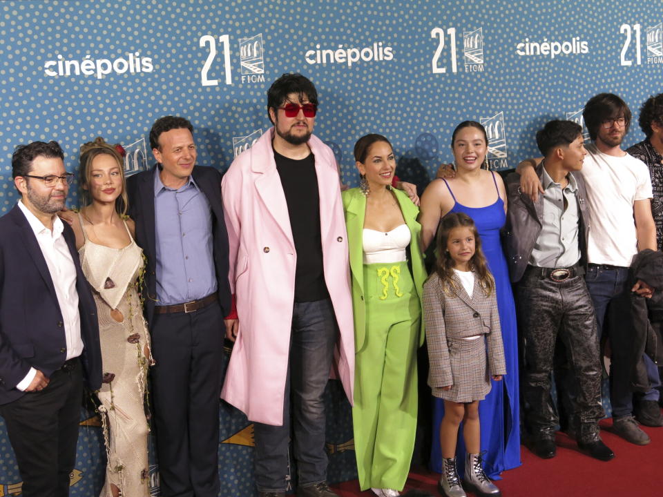El elenco y equipo de producción "Perdidos en la noche" posa en la alfombra roja de la película en el Festival Internacional de Cine de Morelia en Morelia, México, el domingo 22 de octubre de 2023. (Foto AP /Berenice Bautista)