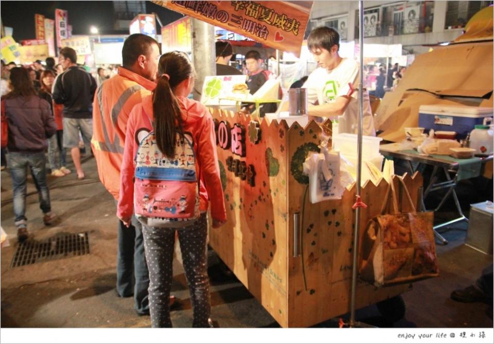 [台中夜市美食] 『媛仔の店吐司專賣』東山夜市創意美食好好吃！爆漿吐司從吐司到熱騰騰的內餡都好過癮