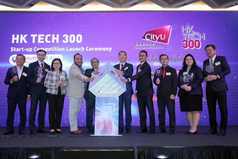 Professor Michael Yang Mengsu (5th from right), Vice-President (Research and Technology) and Chairman of the HK Tech 300 Executive Committee of City University of Hong Kong, and Emeritus Professor Dato' Dr Morshidi Sirat (5th from left), Higher Education Adviser to the Minister of Higher Education, joins distinguished guests and partners to kick off the HK Tech 300 Southeast Asia Start-up Competition.
