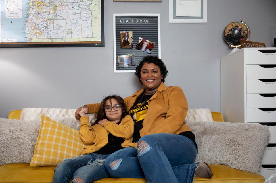 La fundadora de Black Joy Oregon, Julianne Jackson, y su hija Delilah Fredrickson, de 10 años, en la oficina de Black Joy Oregon en Salem, Oregon, el sábado 4 de diciembre de 2021.