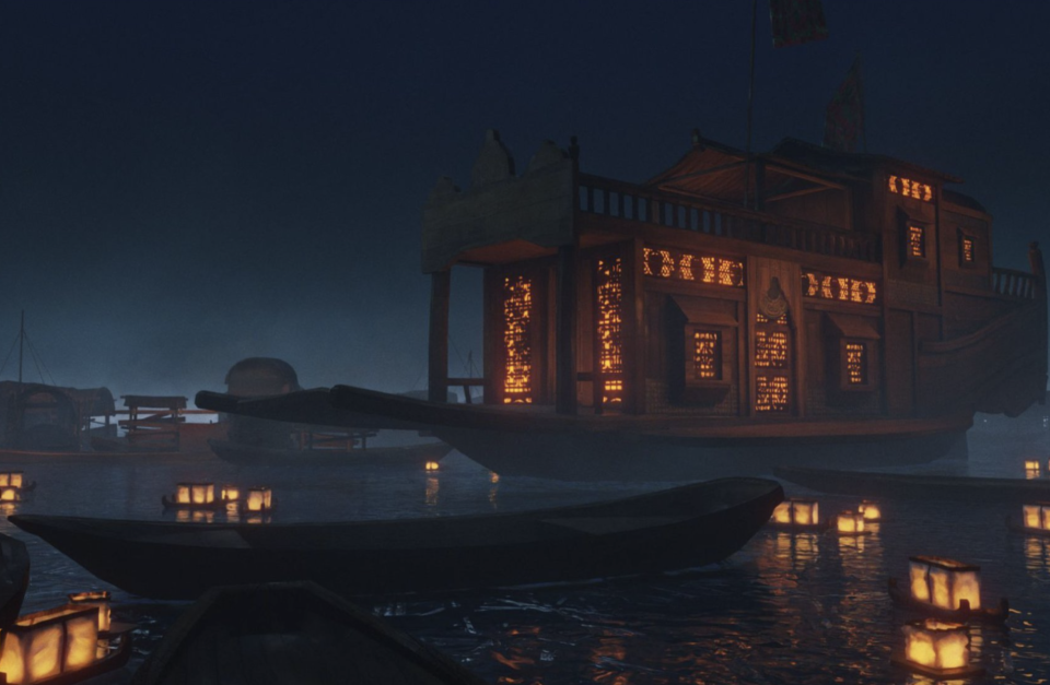 Ein Screenshot aus „The Pirate Queen“, der ein reich verziertes Schiff zeigt, dessen Fenster einen warmen Schein ausstrahlen.  Das Schiff liegt auf einem Gewässer, auf dem einige schwimmende Laternen angebracht sind.