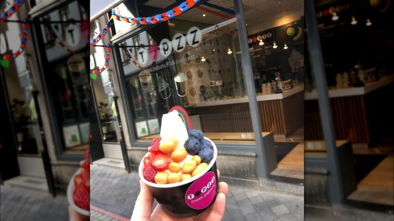 Topzz frozen yoghurt and front