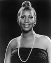 <p>Aretha Franklin trägt ein trägerloses Kleid, dazu eine einfache Perlenkette, einen straffen Dutt und üppigen Wimpern. (Foto von Hulton Archive/Getty Images) </p>