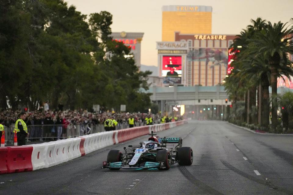 George Russell conduce durante una demostración en la franja de Las Vegas Strip en una fiesta