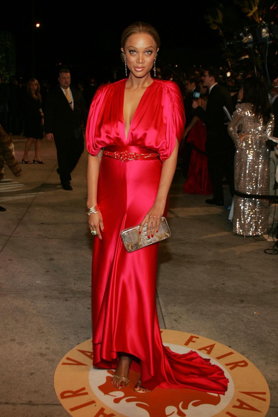 <p>This gives off more of a ‘deflated balloon’ feel than elegance at the 2007 Oscars. Sorry, Banks. <em>[Photo: Mark Mainz/Getty]</em> </p>
