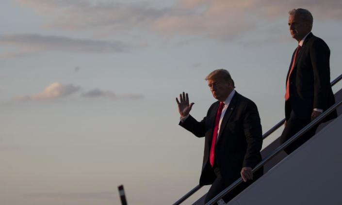 Donald Trump et Kevin McCarthy descendant les escaliers d'Air Force One.