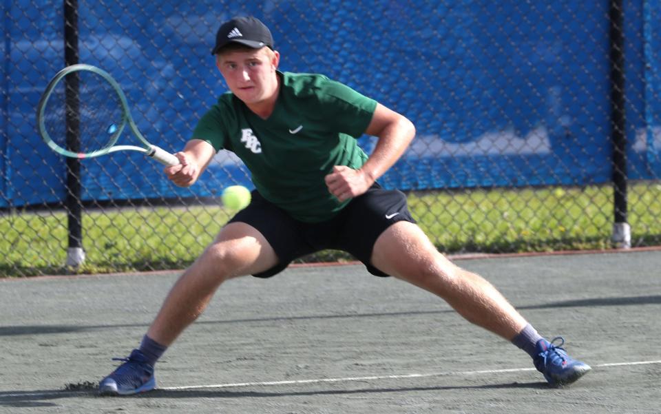 Adam Stochel-Polubiec de Flagler Palm Coast se desliza para realizar un tiro de devolución durante un partido de dobles con su compañero Andrew Shotkin en el Torneo del Distrito 2-4A, el martes 16 de abril de 2024, en el Palm Coast Tennis Center.