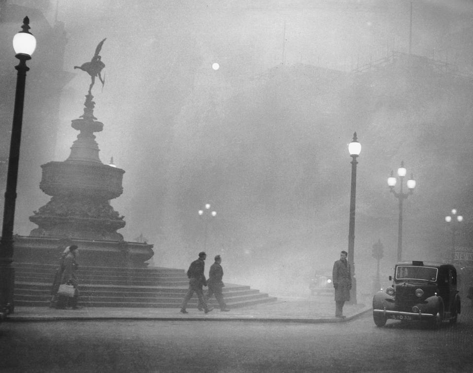Heavy smog in Piccadilly Circus, London, 6th December 1952.(Photo by Central Press/Hulton Archive/Getty Images)