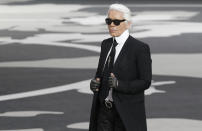 En esta foto del 5 de marzo del 2013, el diseñador alemán Karl Lagerfeld aparece al final de la presentación de su colección otoño-invierno 2013-2014 para Chanel en París. El emblemático modisto murió el martes 19 de febrero del 2019. Tenía alrededor de 85 años. (AP Foto/Christophe Ena, Archivo)