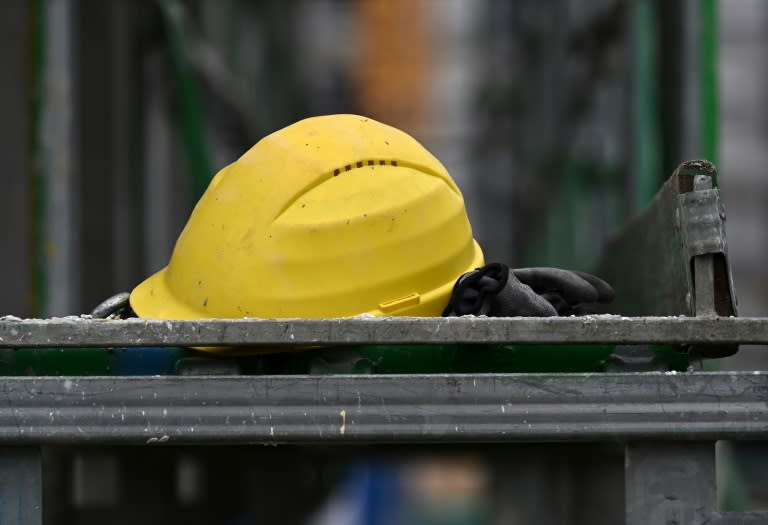 Im Tarifstreit im Bauhauptgewerbe haben die beiden Arbeitgeberverbände angesichts drohender Streiks den Unternehmen freiwillige Lohnerhöhungen empfohlen. Die Beschäftigten sollten "nicht unter dem Tarifkonflikt zu leiden haben". (Christof STACHE)