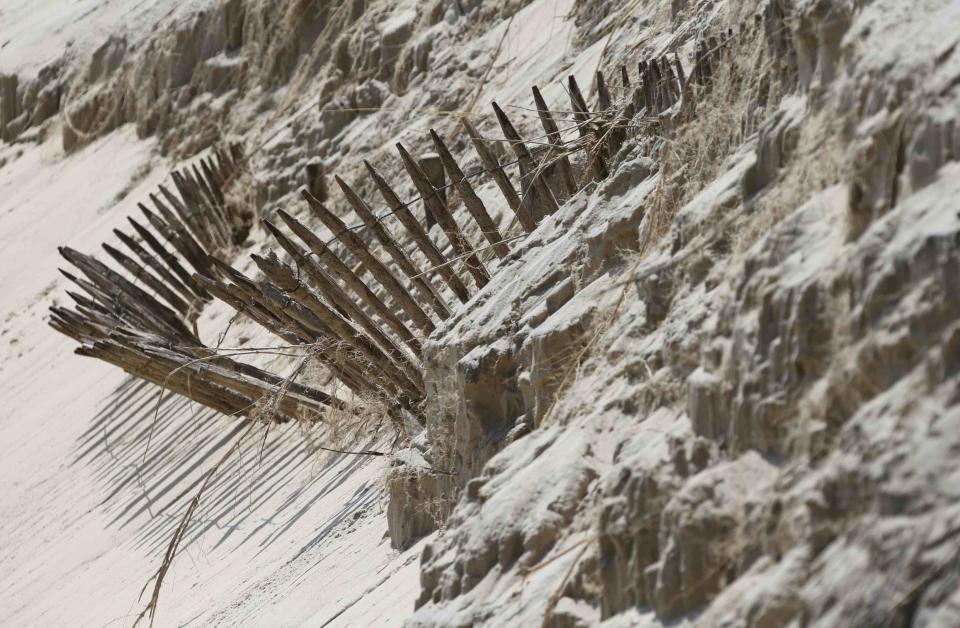 La playa Hourtin está muy bien protegida con muros de arena para intentar evitar la erosión de la costa atlántica, en Francia.