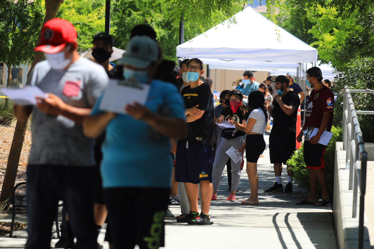 Un grupo de personas espera en la fila de una estación de pruebas de COVID-19 en San José, California, el 30 de junio de 2020. (Jim Wilson/The New York Times)