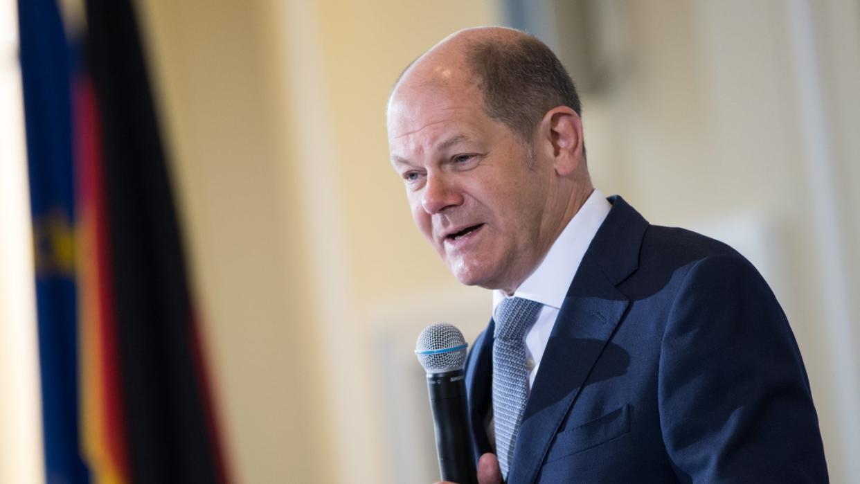 Olaf Scholz am Dienstag bei einer Pressekonferenz in Berlin. Nun trifft der Bundesfinanzminister erstmals mit US-Vizepräsident Pence zusammen. Foto: Bernd von Jutrczenka