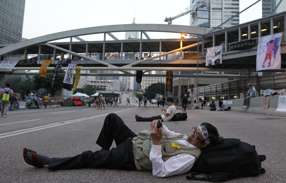 示威市民在路上躺下，以和平方式表達訴求。 (Edward Wong/South China Morning Post via Getty Images)