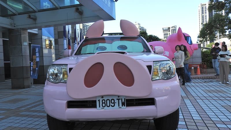 ▲國民黨特別製作的「反萊豬皮卡（Pickup Truck）」14日首度亮相，全車粉紅色系，搭配超萌耳朵與豬鼻子，外型極為吸睛。（圖／記者陳弘志攝，2021.1.14）