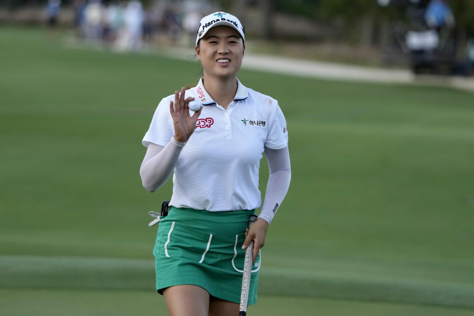 Minjee Lee, of Australia, acknowledges the crowd on the 17th green during the first round of the LPGA CME Group Tour Championship golf tournament, Thursday, Nov. 16, 2023, in Naples, Fla. (AP Photo/Lynne Sladky)