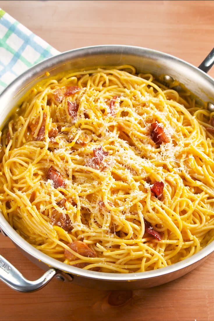 <p><strong>INGREDIENTES:</strong><br>- 1 taza de puré de calabaza<br>- 1/2 taza de parmesano rallado, y más para servir<br>- 3 yemas de huevo grandes<br>- sal y pimienta<br>- 500 g de espaguetis o bucatini<br>- 6 lonchas de bacon gruesas, en trocitos</p><p><strong>1 En un tazón mediano, </strong>mezcla la calabaza, el queso parmesano y las yemas de huevo. Añade un poco de pimienta negra. Pon a hervir una olla grande con la pasta hasta que esté al dente. Reserva aprox. 1 y ½ tazas de agua de pasta, luego escurre.<strong><br>2 Mientras tanto, </strong>en una sartén grande a fuego medio, cocina el bacon hasta que esté crujiente. Retira y escurre en un plato con papel de cocina. Reserva la grasa del bacon en la sartén. Agrega la pasta escurrida a la sartén con grasa y revuelve, añade la mezcla de calabaza y ¾ de taza de agua de pasta a la mezcla. Añade el bacon y revuelve.<strong><br>3 Cubre con más queso</strong> parmesano y pimienta negra para servir.</p>