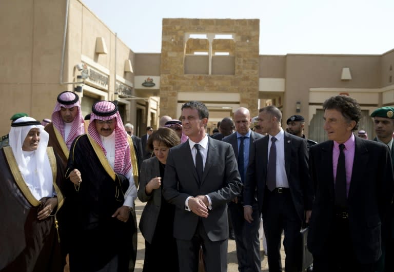 French Prime Minister Manuel Valls (C) and Saudi Interior Minister Prince Mohammed bin Nayef bin Abdulaziz (3rdL) visits the al-Diriyah historical site on the outskirts Riyadh on October 13, 2015