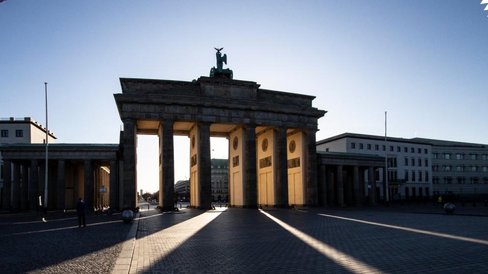 Das Brandenburger Tor im Licht der aufgehenden Sonne.