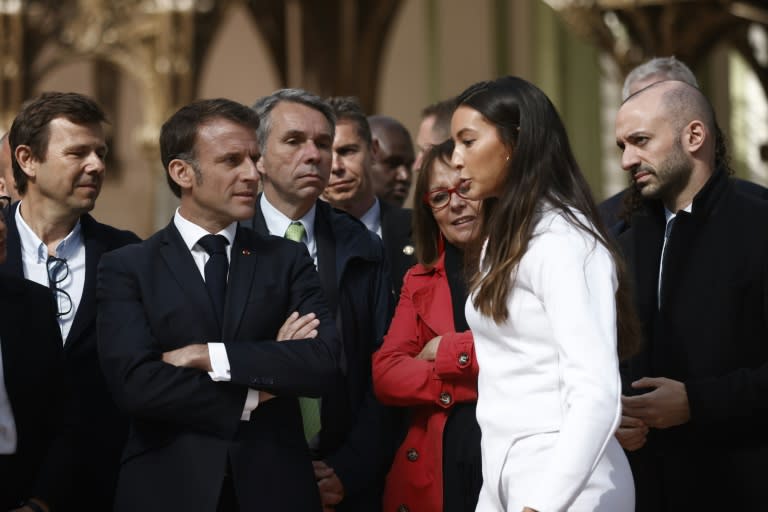El presidente de Francia, Emmanuel Macron (2º izq.), escucha a la campeona de esgrima Sara Balzer durante su visita al Grand Palais de París el 15 de abril de 2024 (Yoan Valat)