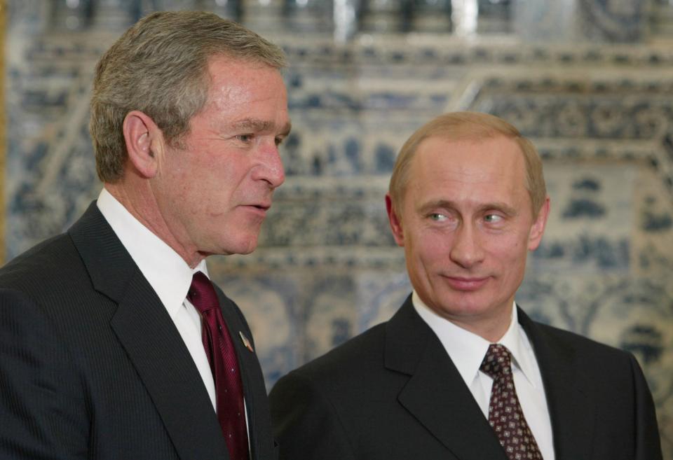 Le président russe Vladimir Poutine écoute son homologue américain George W. Bush avant le dîner du 14 juillet 2006.