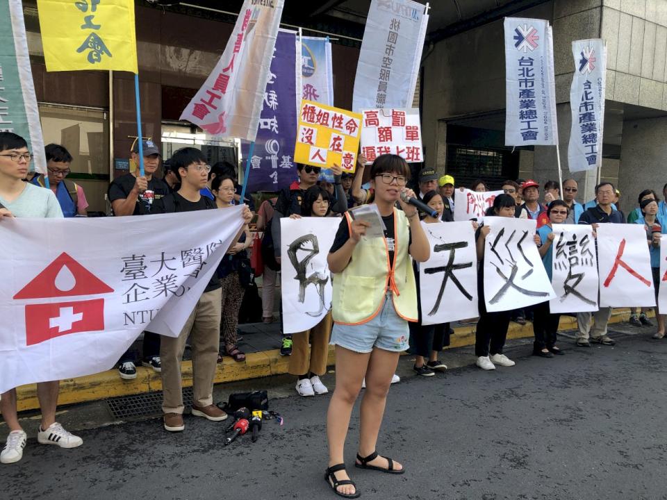 台灣專櫃暨銷售人員產業工會等勞團今天(19日)赴勞動部抗議。（楊文君攝）