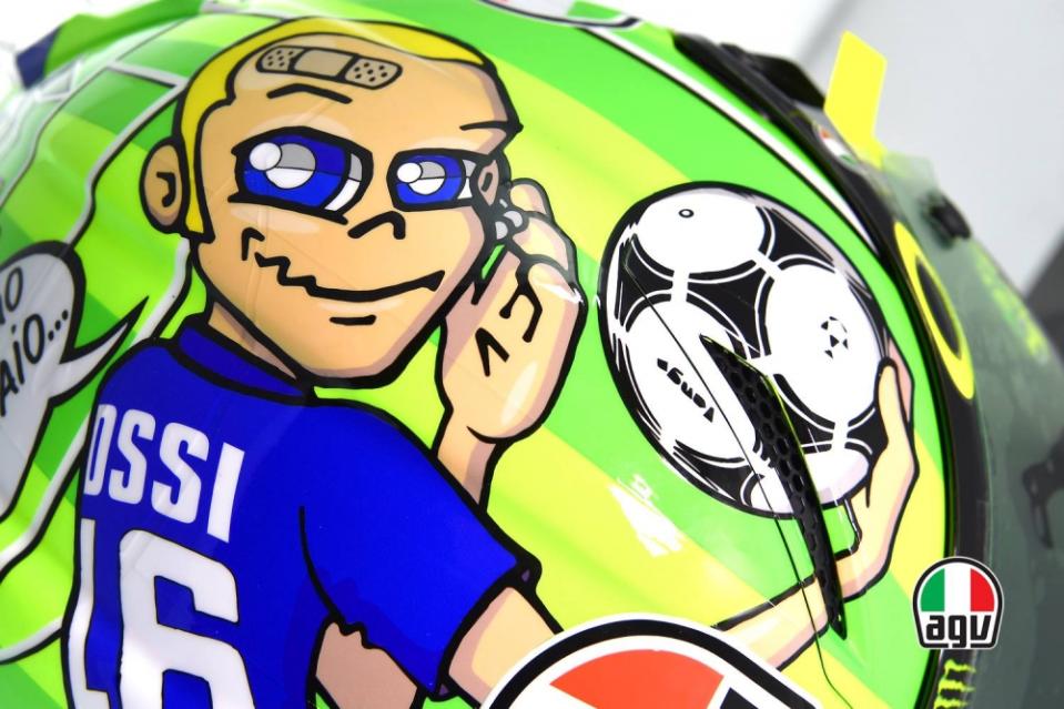 Rossi 穿上一身藍色的足球衣，正是義大利國家隊的代表色。