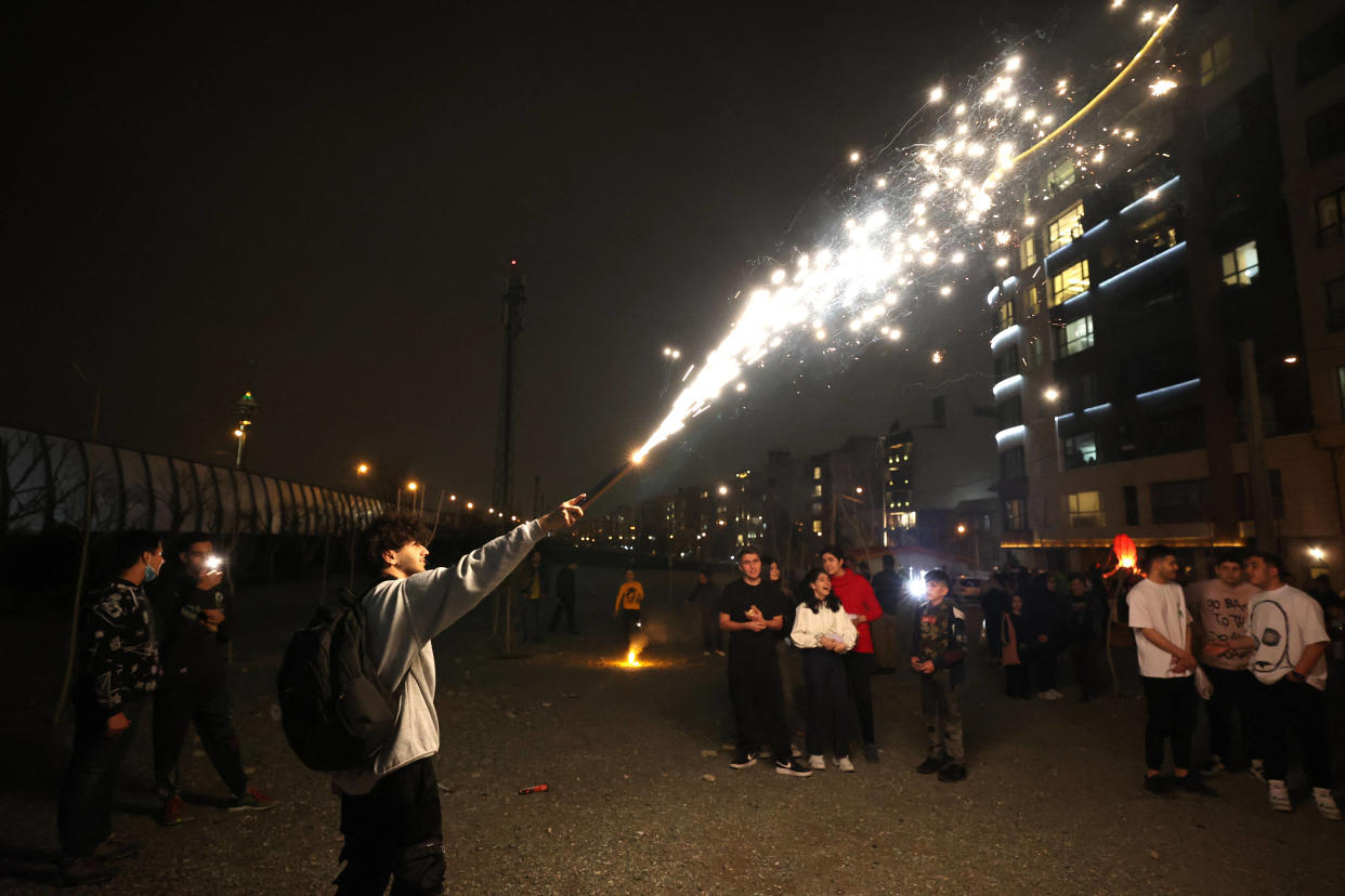 Des jeunes fêtent le dernier mercredi avant le nouvel an perse, le 14 mars 2023 en Iran.
