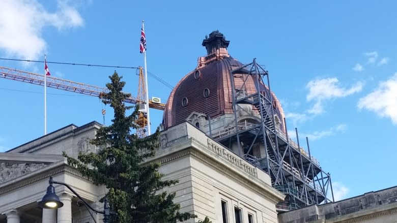 Crane gone, Sask. Legislative Building now fully revealed