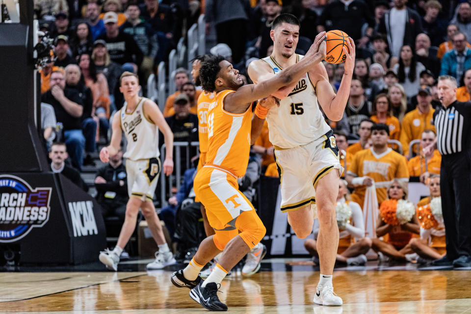 DETROIT, UNITED STATES - 2024/03/31: Zach Edey (R) of the Purdue Boilermakers in action against Tobe Awaka (L) of the Tennessee Volunteers in the Elite Eight round of the NCAA Men's Basketball Tournament at Little Caesars Arena. Final score; Purdue 72-66 Tennessee. (Photo by Nicholas Muller/SOPA Images/LightRocket via Getty Images)